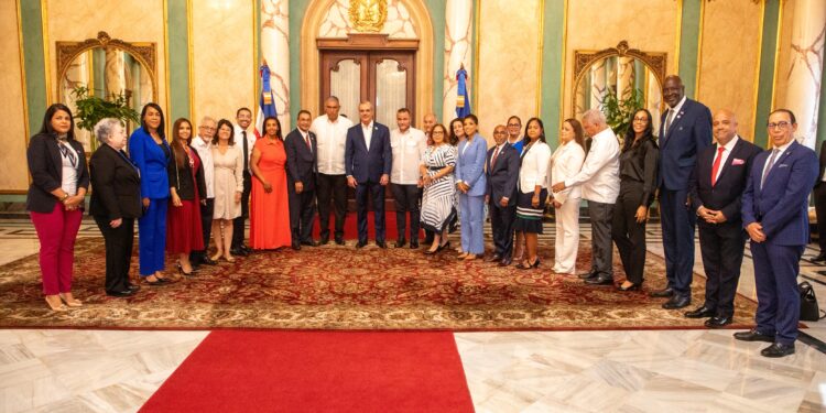 Presidente Abinader recibe a estudiantes meritorios hijos de padres dominicanos en Nueva York