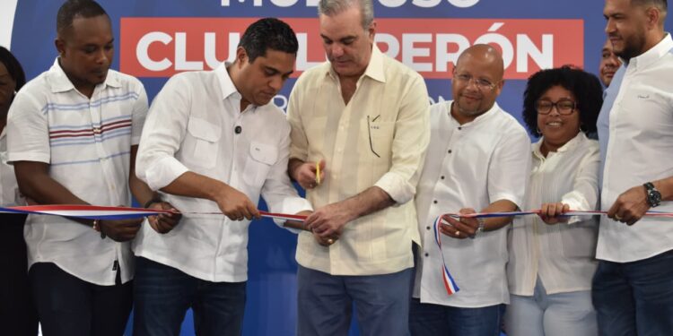 Presidente Abinader y ministro Kelvin Cruz entregan Multiuso Club Luperón