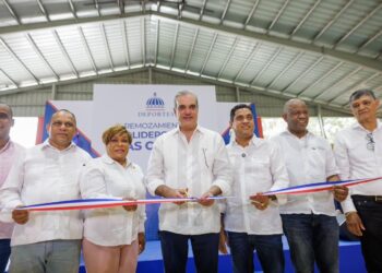 Presidente Abinader y ministro Kelvin Cruz entregan remodelación Polideportivo de Las Caobas