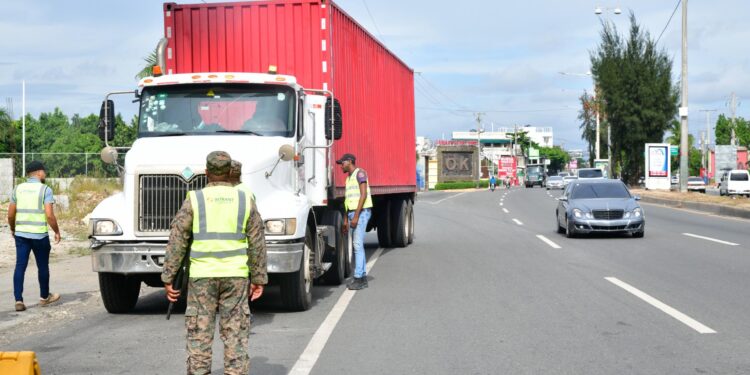 INTRANT llama a transportistas de carga a circular por el carril derecho en autopistas y carreteras