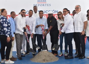 Ministro Kelvin Cruz da primer picazo para la construcción del multiusos del Club 30 de Mayo