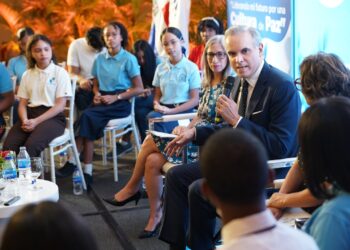 Ministro Luis Miguel De Camps impulsa liderazgo juvenil y cultura de paz en congreso estudiantil