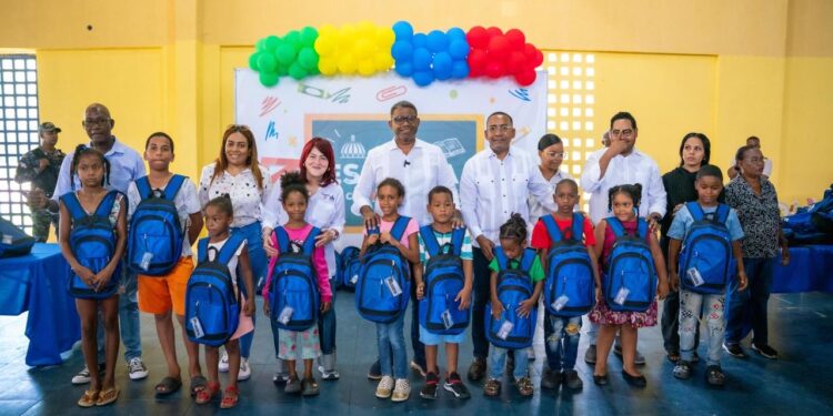 Propeep distribuye útiles escolares para apoyar estudiantes de diferentes zonas vulnerables del país