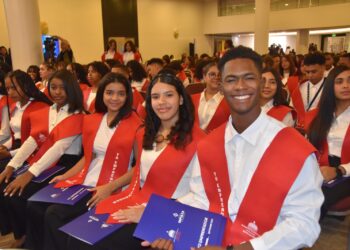 Ministerio de Educación gradúa a 300 estudiantes en diplomado “Yo Emprendedor 2025”