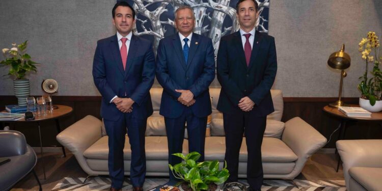 Ejecutivos de Scotiabank visitan  al presidente ejecutivo de Banreservas