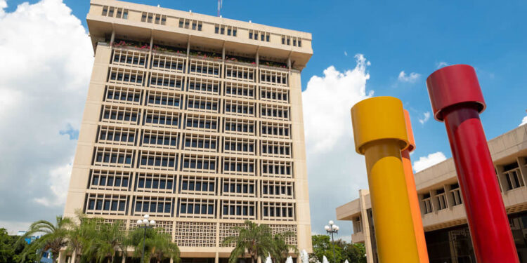 Economía RD 2025: Comparativa regional y soluciones contra la subida del dólar