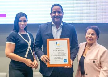 Presidente del CONADIS, Benny Metz, recibe reconocimiento de la Fundación Gissell Eusebio