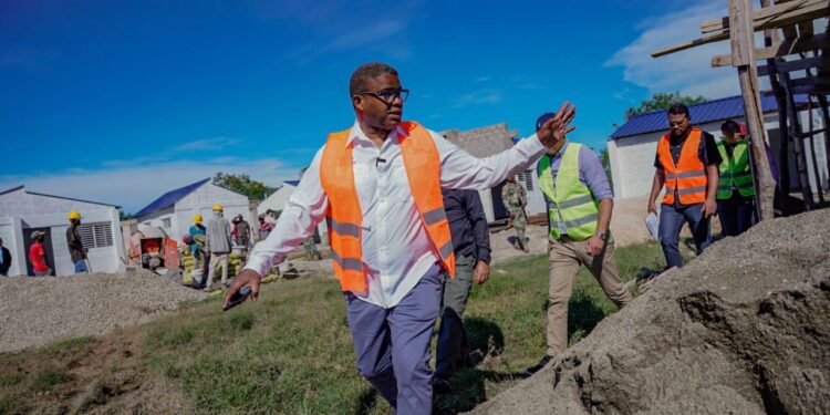 Robert Polanco entrega utilería deportiva y supervisa avance de Plaza Comunitaria en Bánica