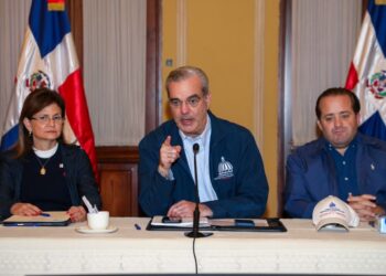 Presidente Abinader mantiene para este sábado suspensión de labores en provincias en alerta roja; medidas preventivas serán revisadas a las 9 a.m. del sábado en reunión de seguimiento desde el COE