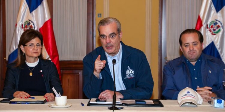 Presidente Abinader mantiene para este sábado suspensión de labores en provincias en alerta roja; medidas preventivas serán revisadas a las 9 a.m. del sábado en reunión de seguimiento desde el COE