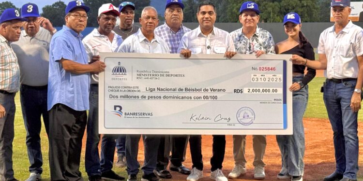 Ministro Kelvin Cruz entrega aporte de dos millones a la Liga de Verano