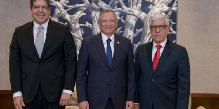 Leonardo Aguilera recibe visita de ejecutivos de la Asociación Cibao