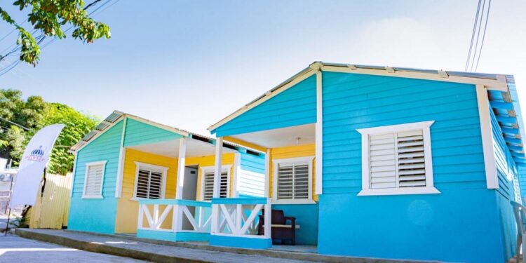 Propeep entrega dos viviendas a familias que las perdieron en un incendio en Haina