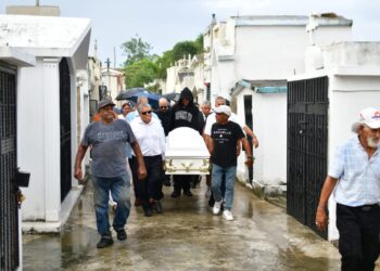 San Francisco de Macorís despide entre lluvias aplausos, lágrimas y música al maestro Henry Hierro