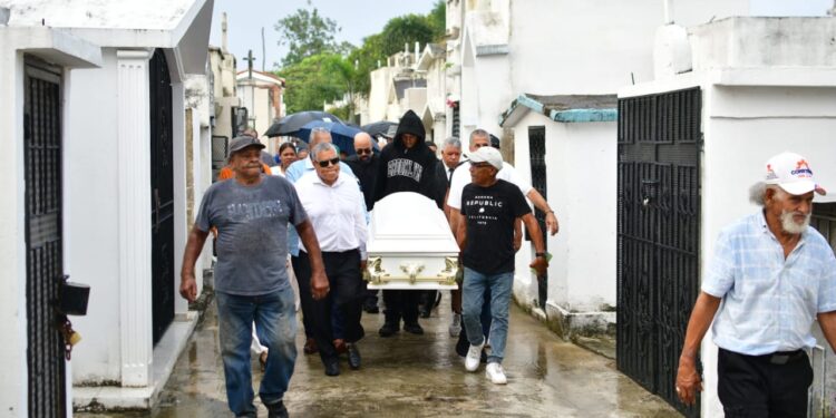 San Francisco de Macorís despide entre lluvias aplausos, lágrimas y música al maestro Henry Hierro