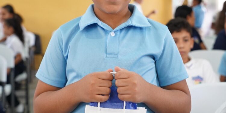 El INABIE mejora la calidad de vida de 302 estudiantes de Jarabacoa con la entrega de lentes correctivos