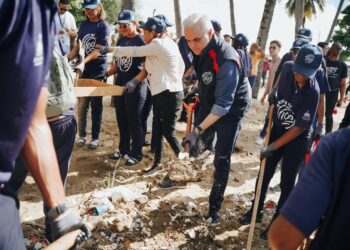 Ministro Luis Miguel De Camps encabeza primera acción formativa de “Agentes al 100” con jornada de limpieza en la Playa de Montesinos