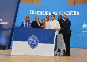 Concluyen con éxito los Juegos Universitarios 2025. Kelvin Cruz entrega corona de campeona a la UASD