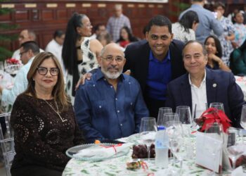 Director de Prensa de la Presidencia resalta rol de periodistas y comunicadores en la democracia durante encuentro en Santiago