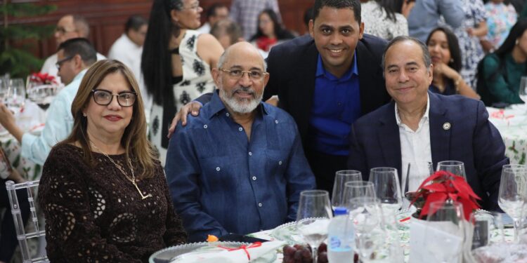 Director de Prensa de la Presidencia resalta rol de periodistas y comunicadores en la democracia durante encuentro en Santiago