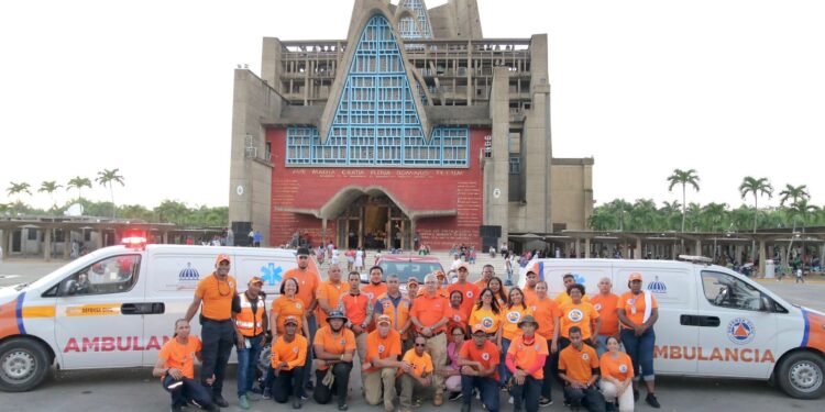 Defensa Civil acompaña a fieles en carreteras y la Basílica de Higüey