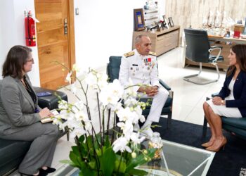 EMBAJADORA DE ESTADOS UNIDOS LEAH CAMPOS SE REÚNE CON EL PRESIDENTE DE LA DNCD VICEALMIRANTE CABRERA ULLOA