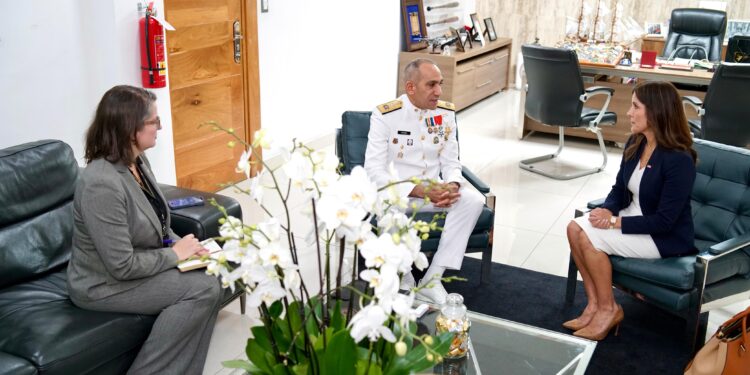 EMBAJADORA DE ESTADOS UNIDOS LEAH CAMPOS SE REÚNE CON EL PRESIDENTE DE LA DNCD VICEALMIRANTE CABRERA ULLOA