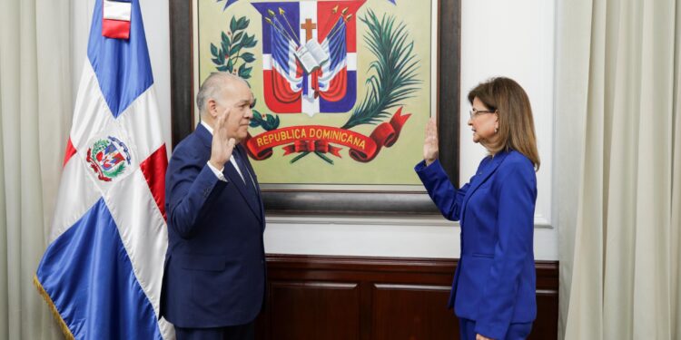 Raquel Peña juramenta a Pedro Urrutia como nuevo director de la DGII