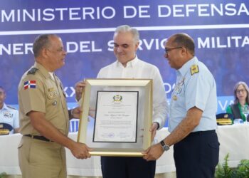 Luis Miguel De Camps, ministro de Educación, recibe reconocimiento por su firme apuesta por la formación en valores de la juventud dominicana