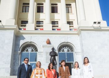 Embajadora de Estados Unidos y vicepresidenta Raquel Peña visitan el Monumento a los Héroes de la Restauración en Santiago