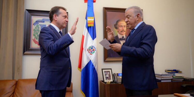 Ministro Andrés Bautista juramenta a Víctor Ito Bisonó al frente del Ministerio de Vivienda