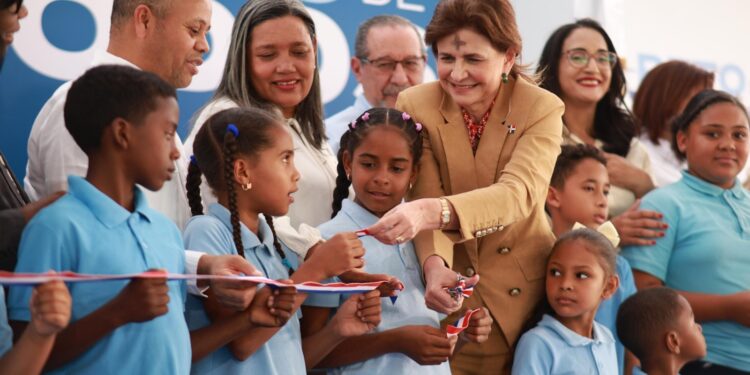 Gobierno inaugura escuela y estancia infantil en Azua que beneficiarán a cerca de mil niños