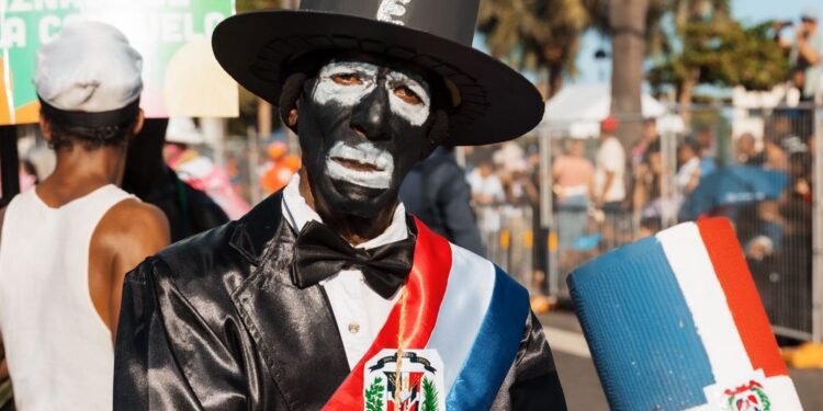 Carnaval del Distrito Nacional llena de alegría, color y tradición el malecón