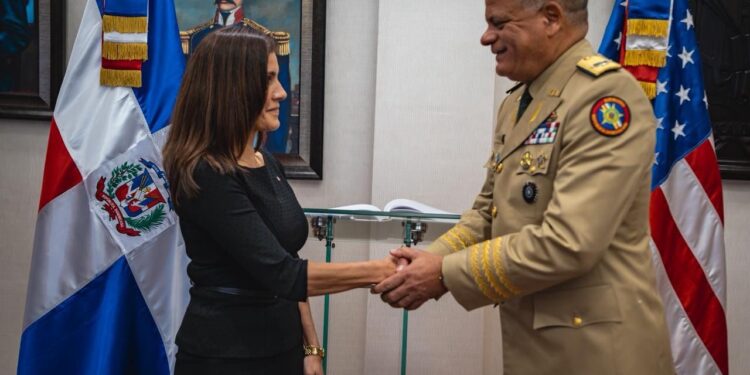 Embajadora de los Estados Unidos realiza visita oficial al ministro de Defensa