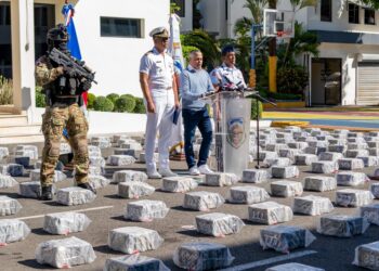 ARRESTAN SEIS HOMBRES CON UN CARGAMENTO DE MÁS DE DOS TONELADAS DE PRESUNTA COCAÍNA
