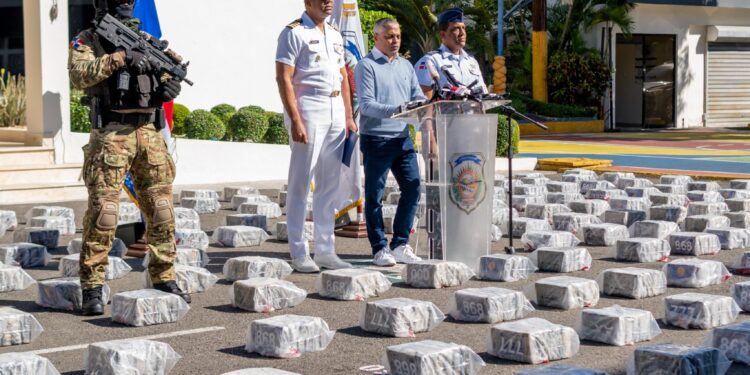 ARRESTAN SEIS HOMBRES CON UN CARGAMENTO DE MÁS DE DOS TONELADAS DE PRESUNTA COCAÍNA