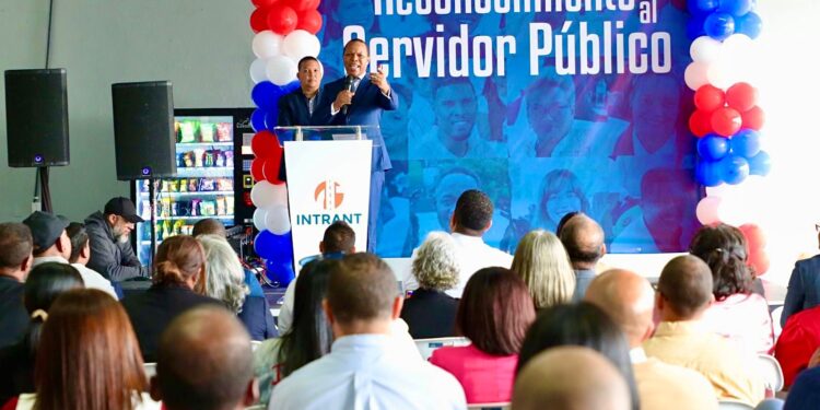 INTRANT reconoce por primera vez a 56 servidores públicos por su trayectoria, vocación y transparencia