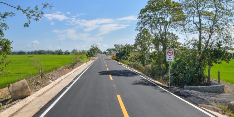 Presidente Abinader inaugura nueva carretera que comunica Villa Riva con la Autopista del Nordeste que beneficiará a más de 50 mil personas