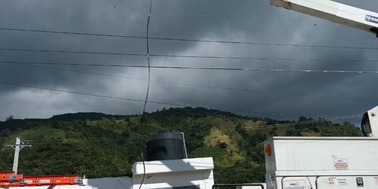 Edesur desarrolla amplio operativo de regularización en Nizao, San José de Ocoa