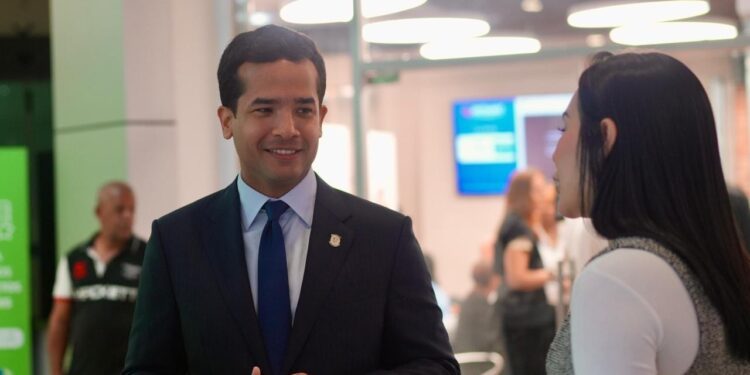 Omar Fernández destaca el proceso para obtener la nueva licencia de conducir y llama a ponerla al día