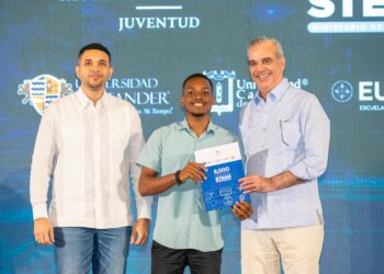 Presidente Abinader entrega 8,000 becas del programa Generación STEAM para fortalecer la formación de jóvenes dominicanos en áreas estratégicas para el futuro del país