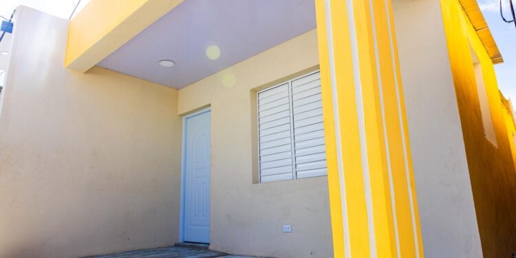 Propeep entrega vivienda remozada y equipada a familia de escasos recursos afectada por incendio en San Cristóbal