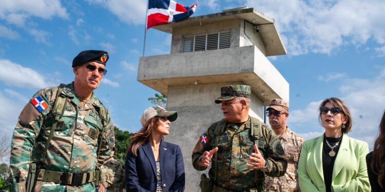 Ministro de Defensa y embajadora de Estados Unidos realizan recorrido por la zona fronteriza de Dajabón