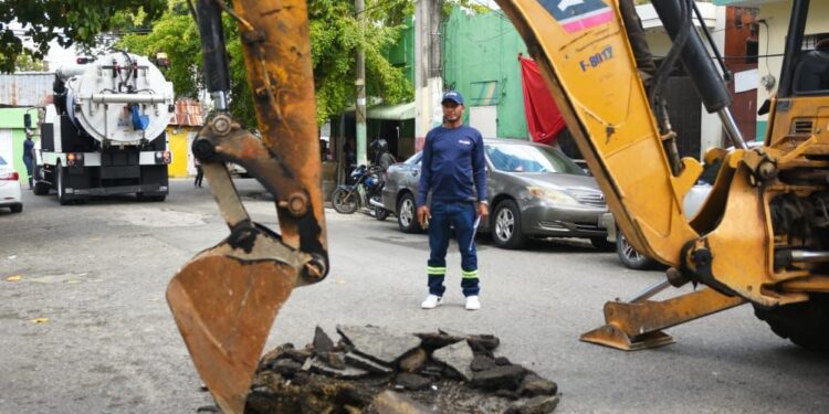 Hidrosuccionadores de la CAASD resuelven graves problemas de taponamiento en sistema sanitario