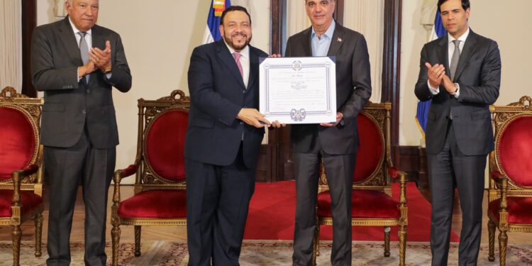 Presidente Abinader otorga condecoración póstuma de la Orden del Mérito de Duarte, Sánchez y Mella en el Grado de Gran Cruz Placa de Oro, al expresidente Ulises Francisco Espaillat