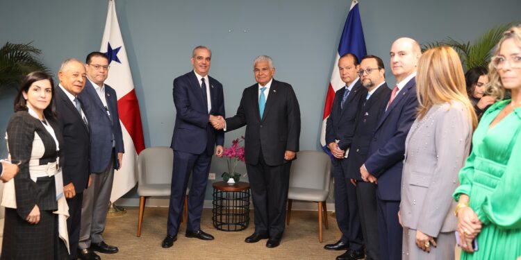 Presidente Abinader sostiene encuentro con líderes empresariales panameños para ampliar oportunidades de inversión
