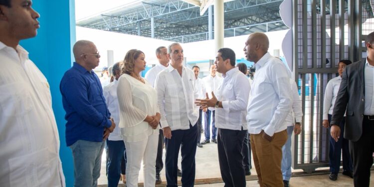Presidente Abinader inaugura pabellones deportivos para fortalecer el deporte y la recreación de la juventud de La Romana