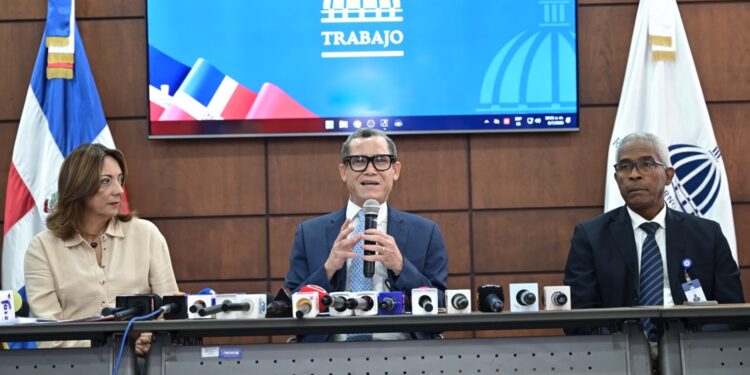Ministro de Trabajo recibe propuesta para no discriminación de empleo por edad