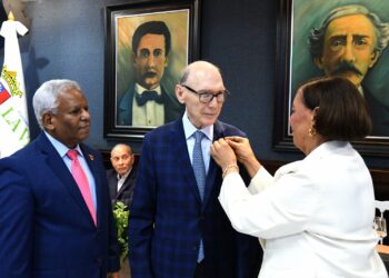 Ayuntamiento de La Vega declara Hijo Meritísimo al historiador Frank Moya Pons