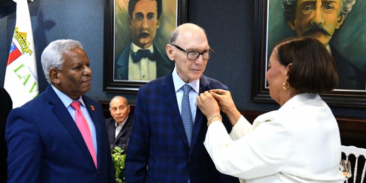 Ayuntamiento de La Vega declara Hijo Meritísimo al historiador Frank Moya Pons